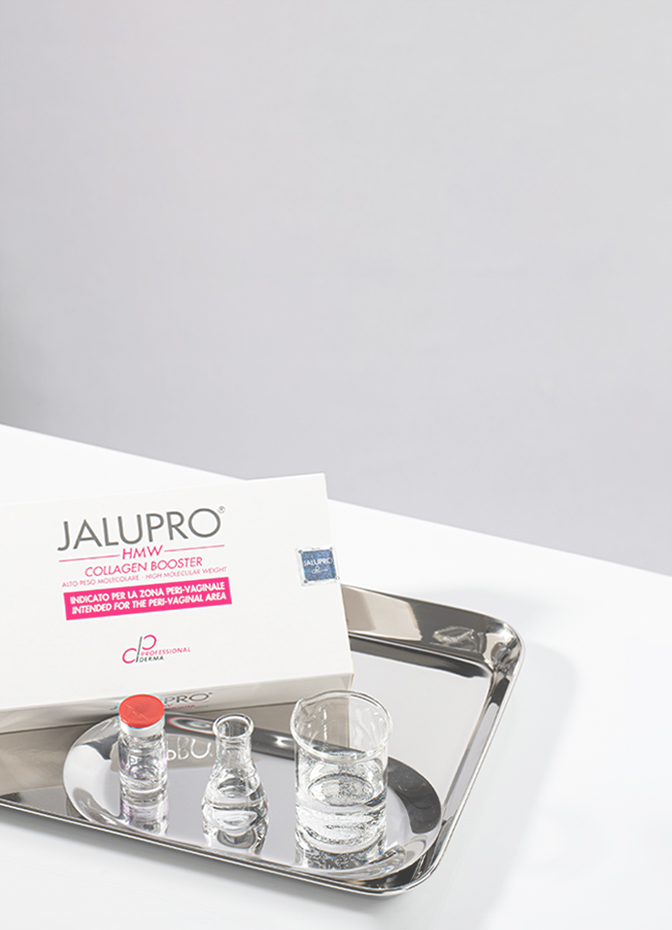 含膠原蛋白的Jalupro嘉柏露HMW安瓶 包裝及放置在托盤上的背景圖